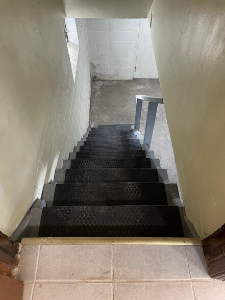 Building Photo - 206 Whipple St