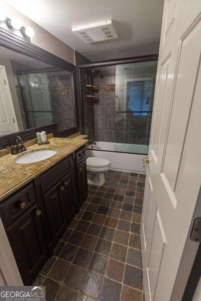 Building Photo - 3481 Lakeside Dr NE