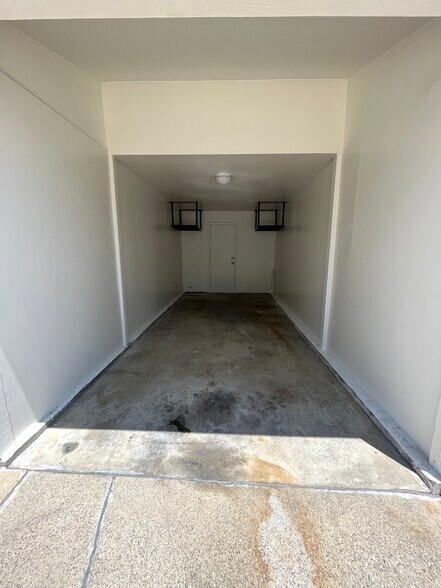 Covered Parking - 550 W Lambert Rd