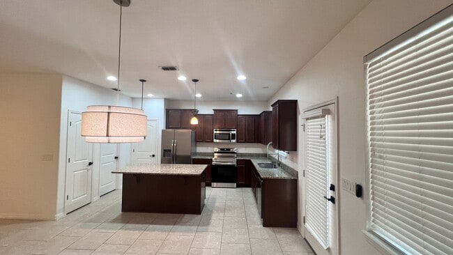 Building Photo - Beautiful Upgraded 3 Bedroom and 2 1/2 Bat...