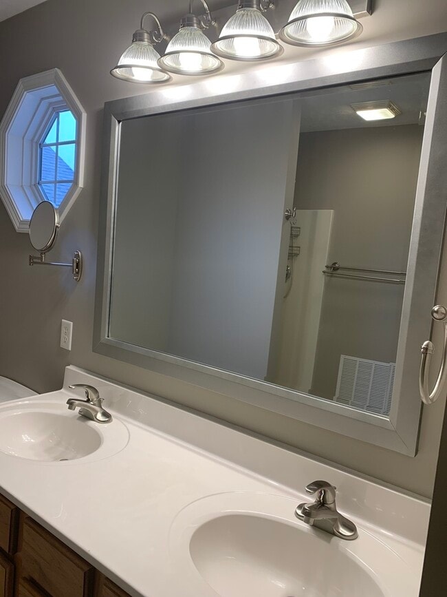 Building Photo - 1116 Doral Dr