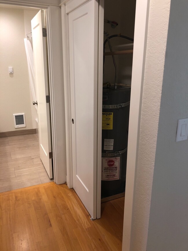 Building Photo - Clinton Abernathy Gorgeous Remodel 1br Har...