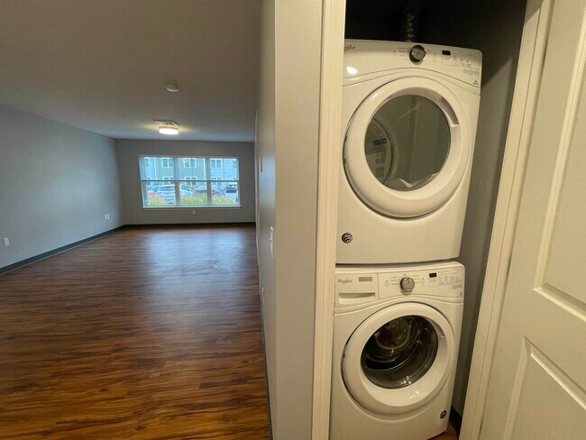 Building Photo - 15 E Ridge Dr
