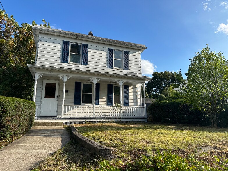 Primary Photo - 17 1/2 Domenick St