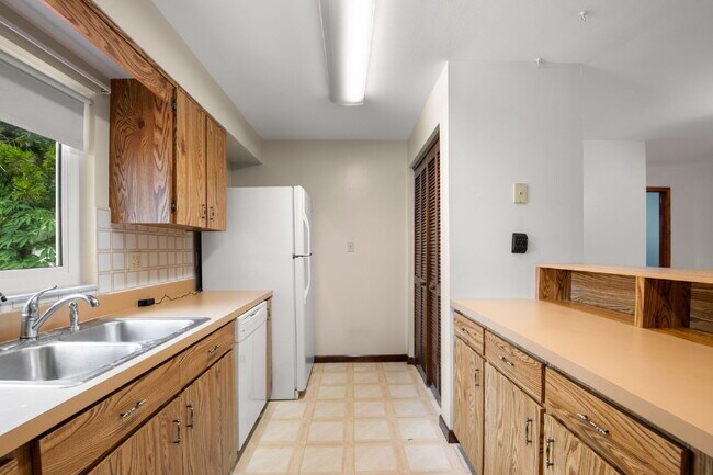 Building Photo - Home For Rent in St Petersburg!