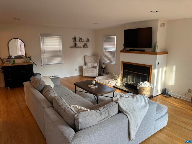 Building Photo - 1028 St Charles Ave