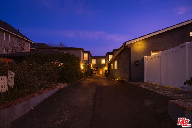 Building Photo - 5248 1/2 Whitsett Ave