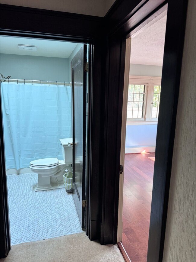 Building Photo - Historical Duplex - Spacious 3 Bedroom, 2.5 Bath Duplex with fenced in private patio.