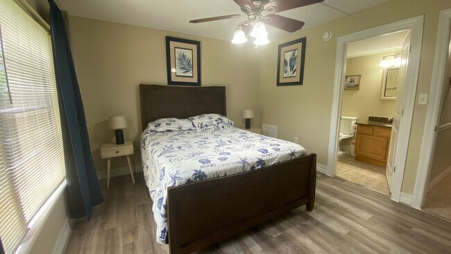 Building Photo - Charming 2/2 Seasonal Rental in Sarasota – Minutes from the Beach! Private Courtyard Included!!