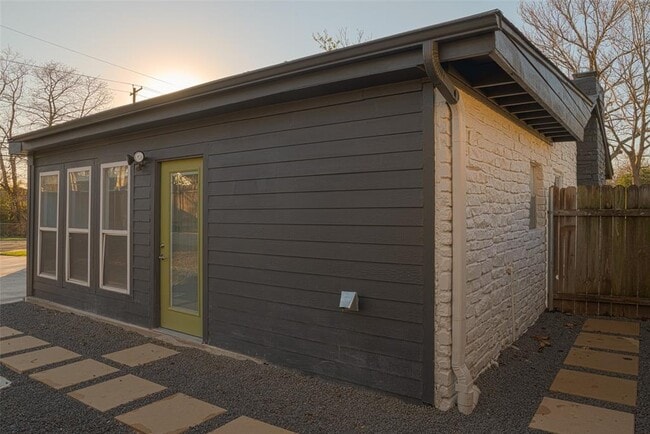 Building Photo - 5701 Gloucester Ln