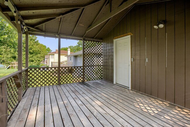 Building Photo - Spacious Split Entry with 2-Car Garage & Finished Basement!!
