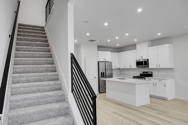 Building Photo - $2,350- 3 Bed 2.5 Bath Townhome in CO Spri...