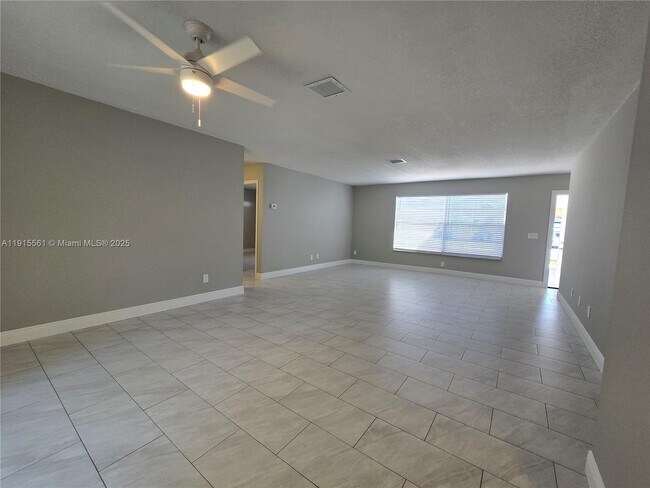 Building Photo - 3201 SE Hibiscus St