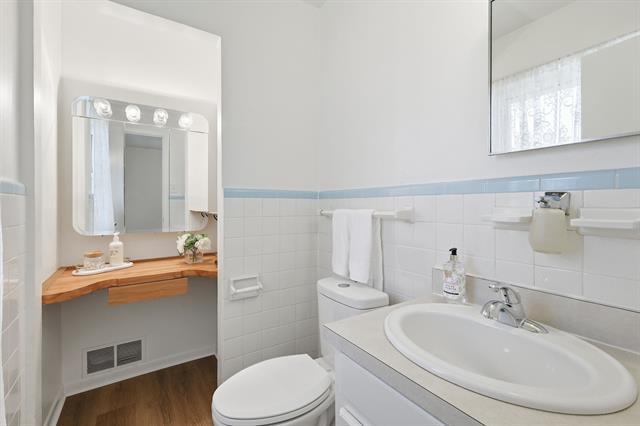 Building Photo - 808 Bridle Ave