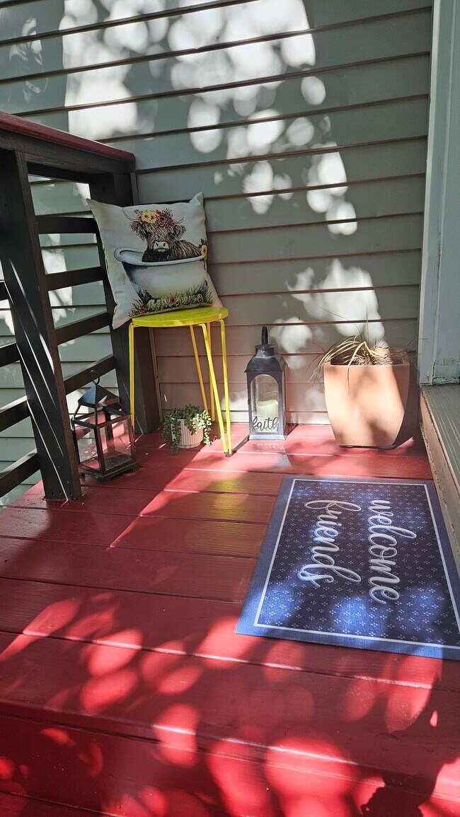 Building Photo - 415 W 7th St