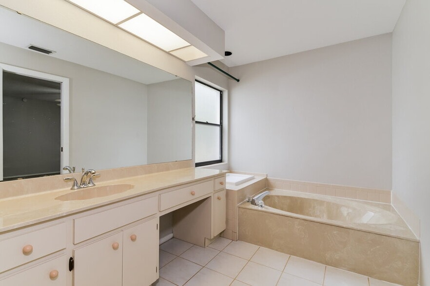 Building Photo - 2479 Wood Oak Dr