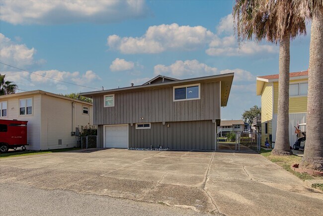 Building Photo - 170 Barracuda St