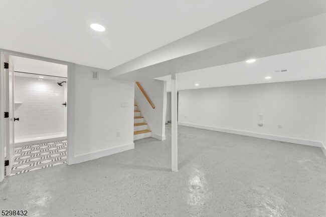 Building Photo - 317 Montclair Ave