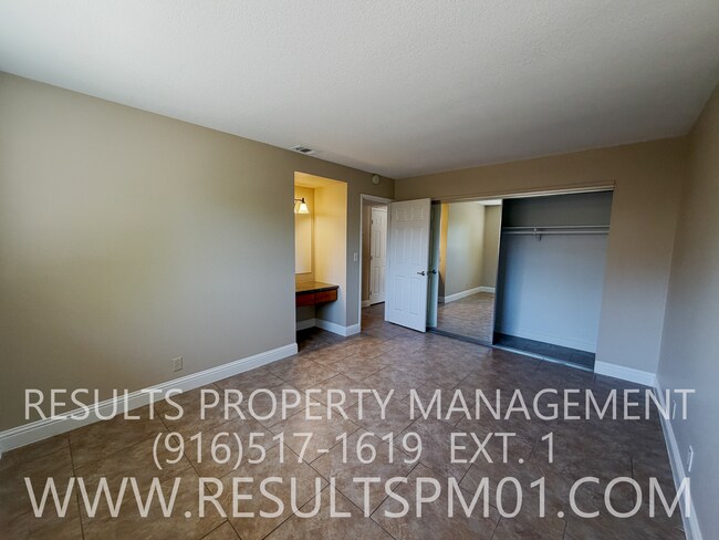 Building Photo - 5568 Hillsdale Blvd