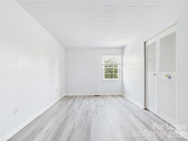 Building Photo - 8811 Hunter Ridge Dr