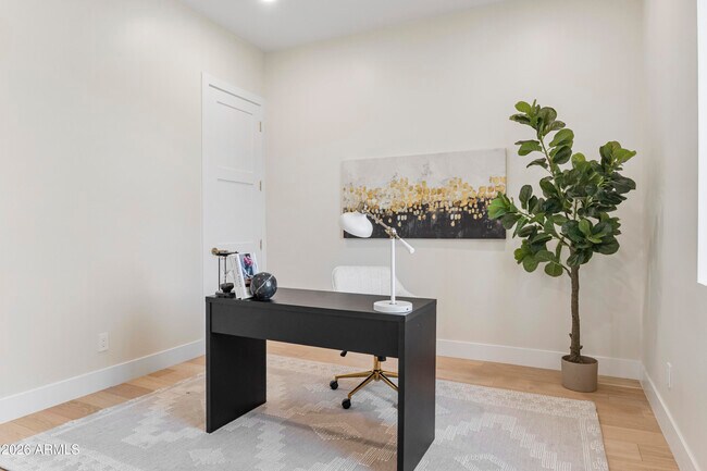Building Photo - 5540 E Dahlia Dr