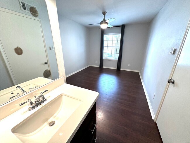 Building Photo - 2750 Holly Hall St