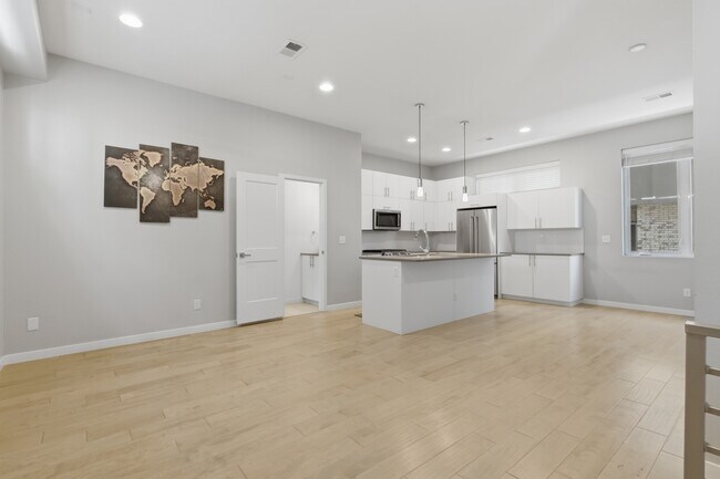Building Photo - 1295 Osceola St