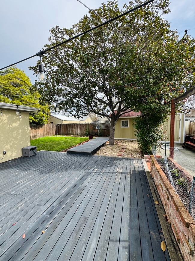 Building Photo - 720 Oakwood Ave