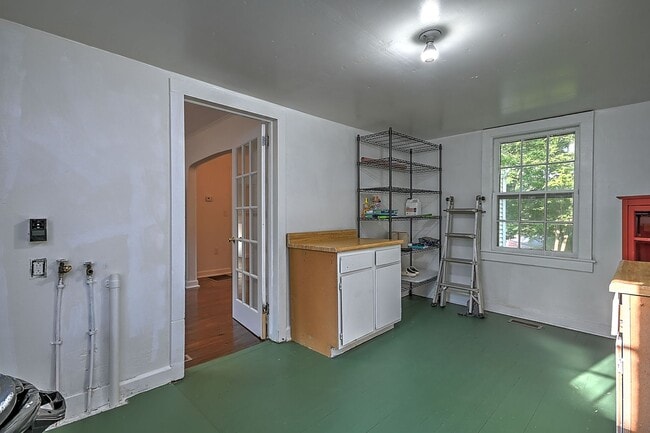 Building Photo - 608 Forest St