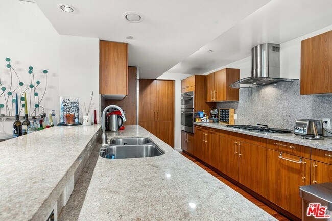 Building Photo - 13650 Marina Pointe Dr