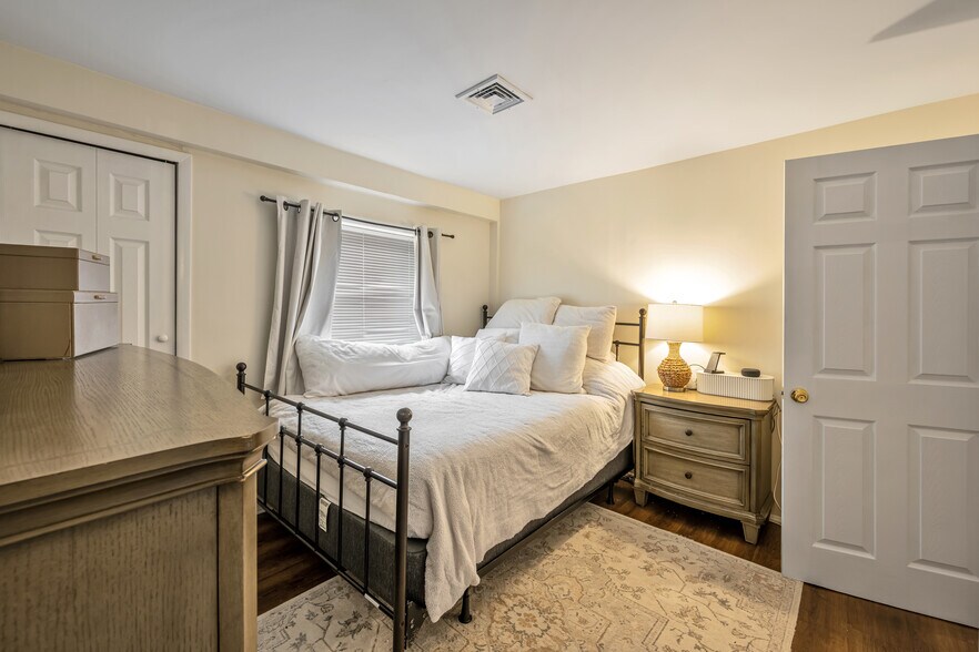 Primary Bedroom - 281 Bloomfield Ave