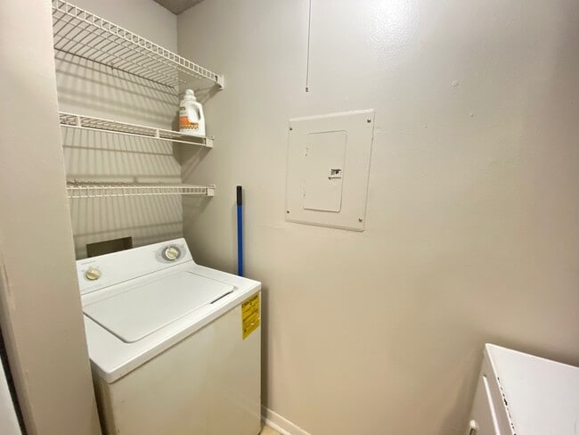 Building Photo - 6100 Westgate Dr