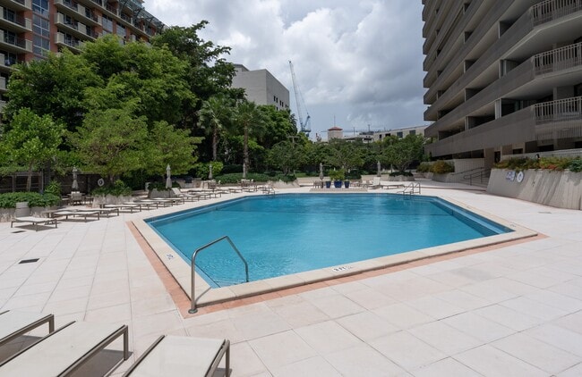Building Photo - 2901 S Bayshore Dr