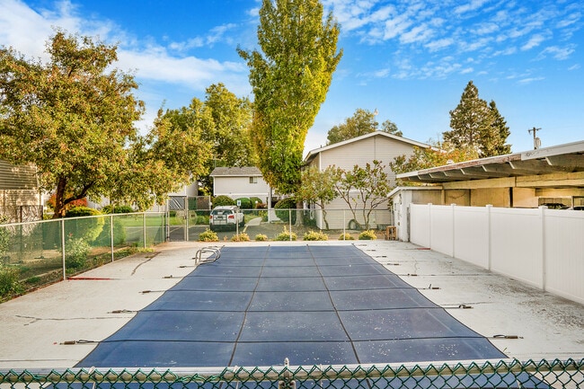 Building Photo - 3914 S Regal St