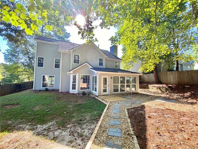 Building Photo - 640 Suwanee Lakes Cir NW