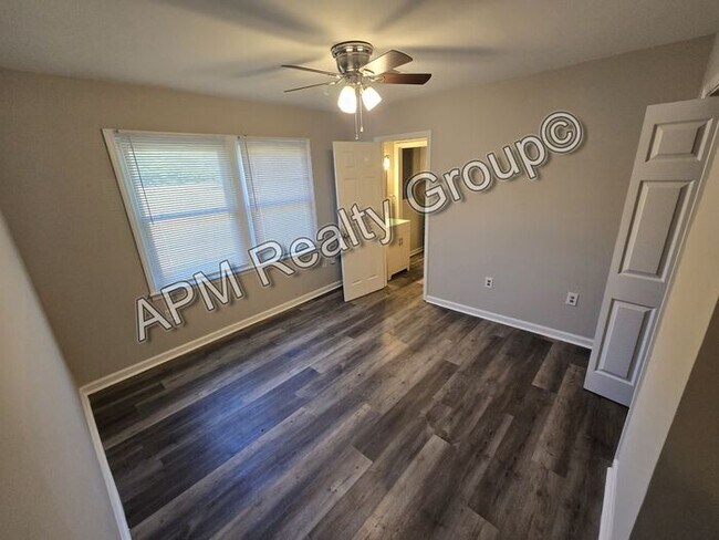 Building Photo - Three bedroom house in Eastover