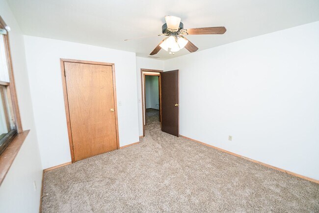 Building Photo - 3 bed 1 bath Duplex in Portage