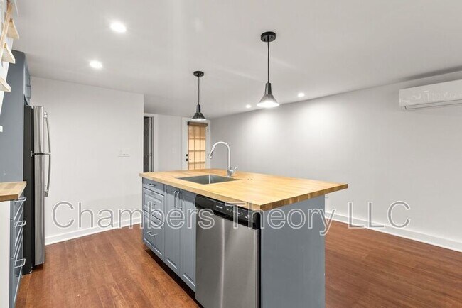 Building Photo - 1745 1st St NW