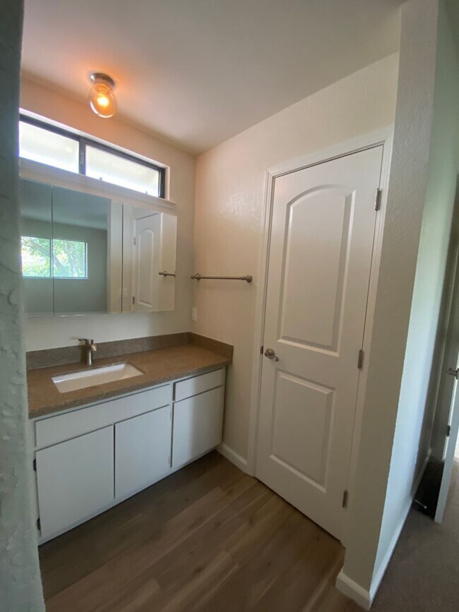 Building Photo - Beautiful 4bd/ 2.5 ba House