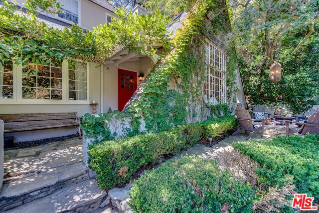 Building Photo - 8900 Hollywood Hills Rd