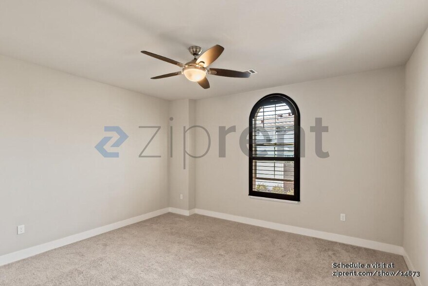 Building Photo - Unit