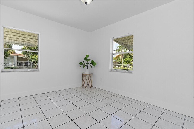 Building Photo - 2024 NE 174th St