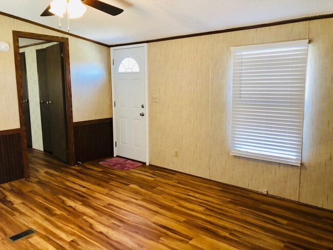 Building Photo - MOVE-IN READY! NO HUD OR SECTION 8