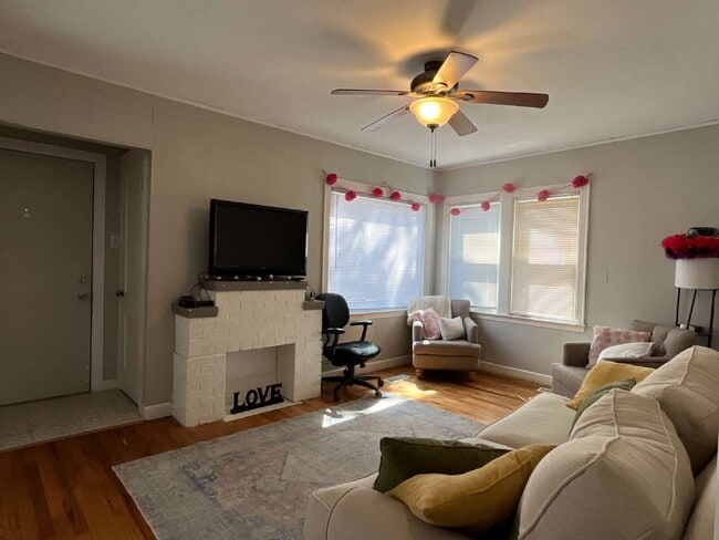 Building Photo - 3 Bedroom for Lease June 1
