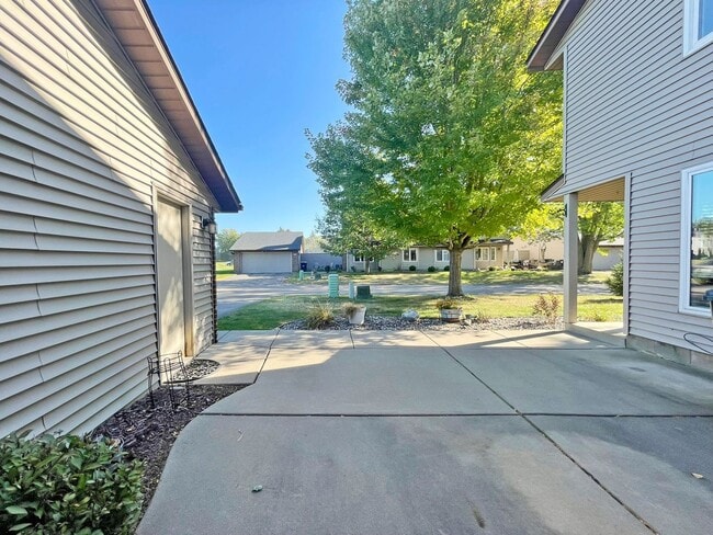 Building Photo - Newly Remodeled 3 Bedroom 2-Story Townhome...
