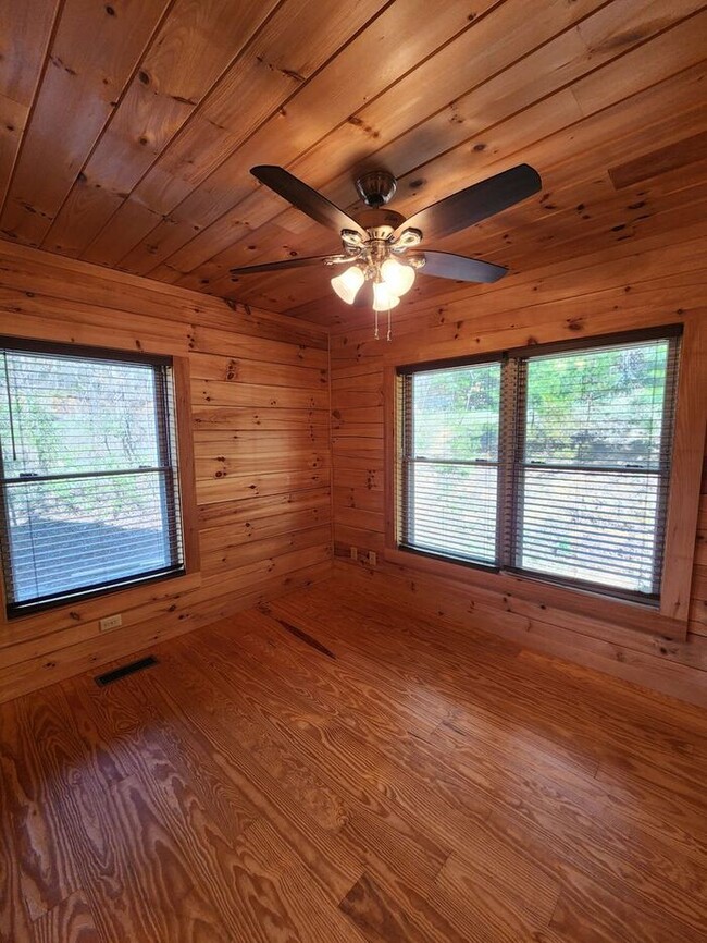 Building Photo - LOCATION! Black Mountain Log Cabin with a ...