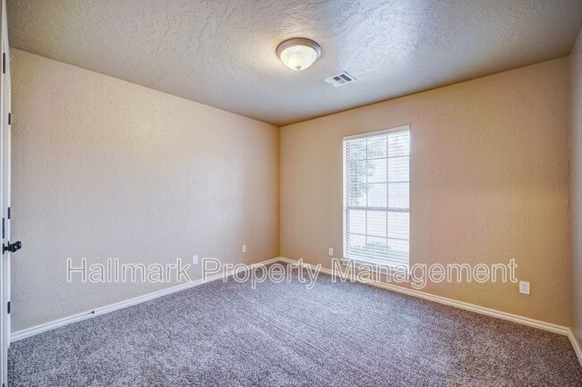 Building Photo - 1042 Hidden Oaks Way