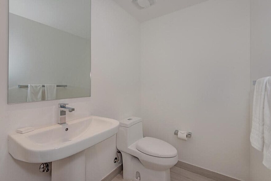 Building Photo - 4010 S Ocean Dr