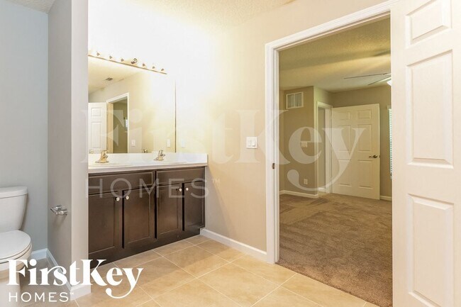 Building Photo - 1133 SW Eleuthera Ave