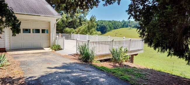 Building Photo - JARRETTSVILLE SINGLE FAMILY HOME ON WORKING FARM